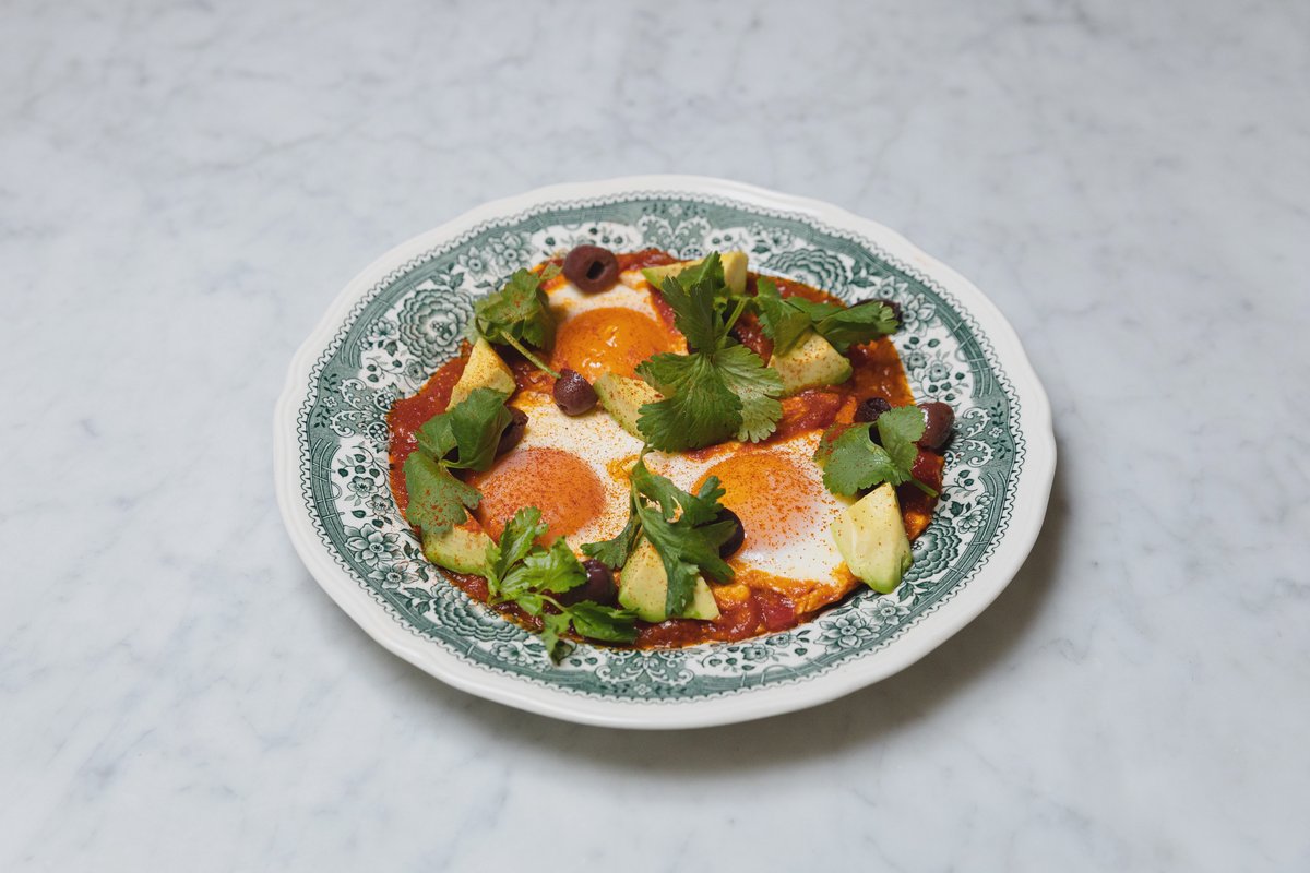 Шакшука с авокадо и оливками