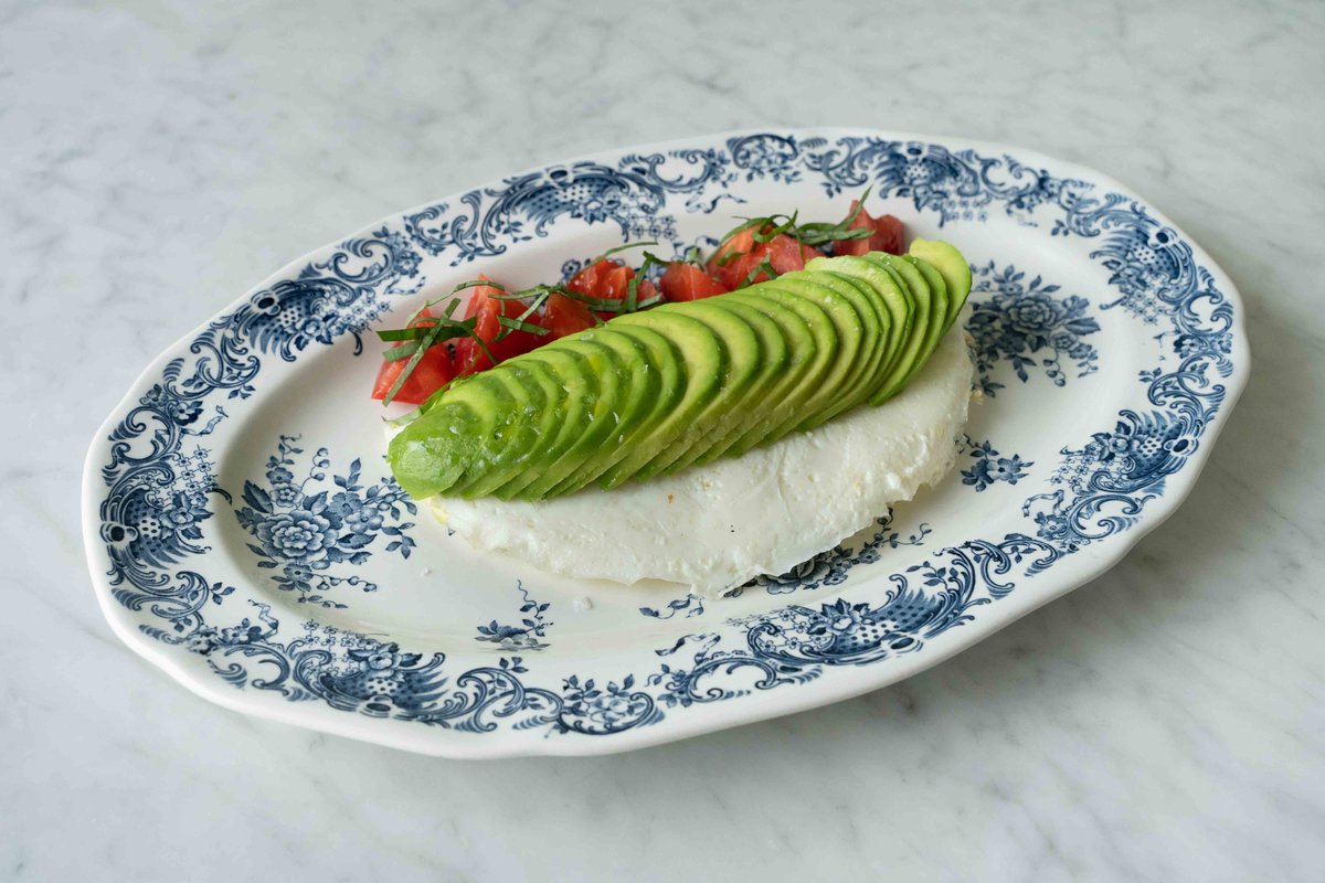 Белковый омлет с авокадо и томатной сальсой