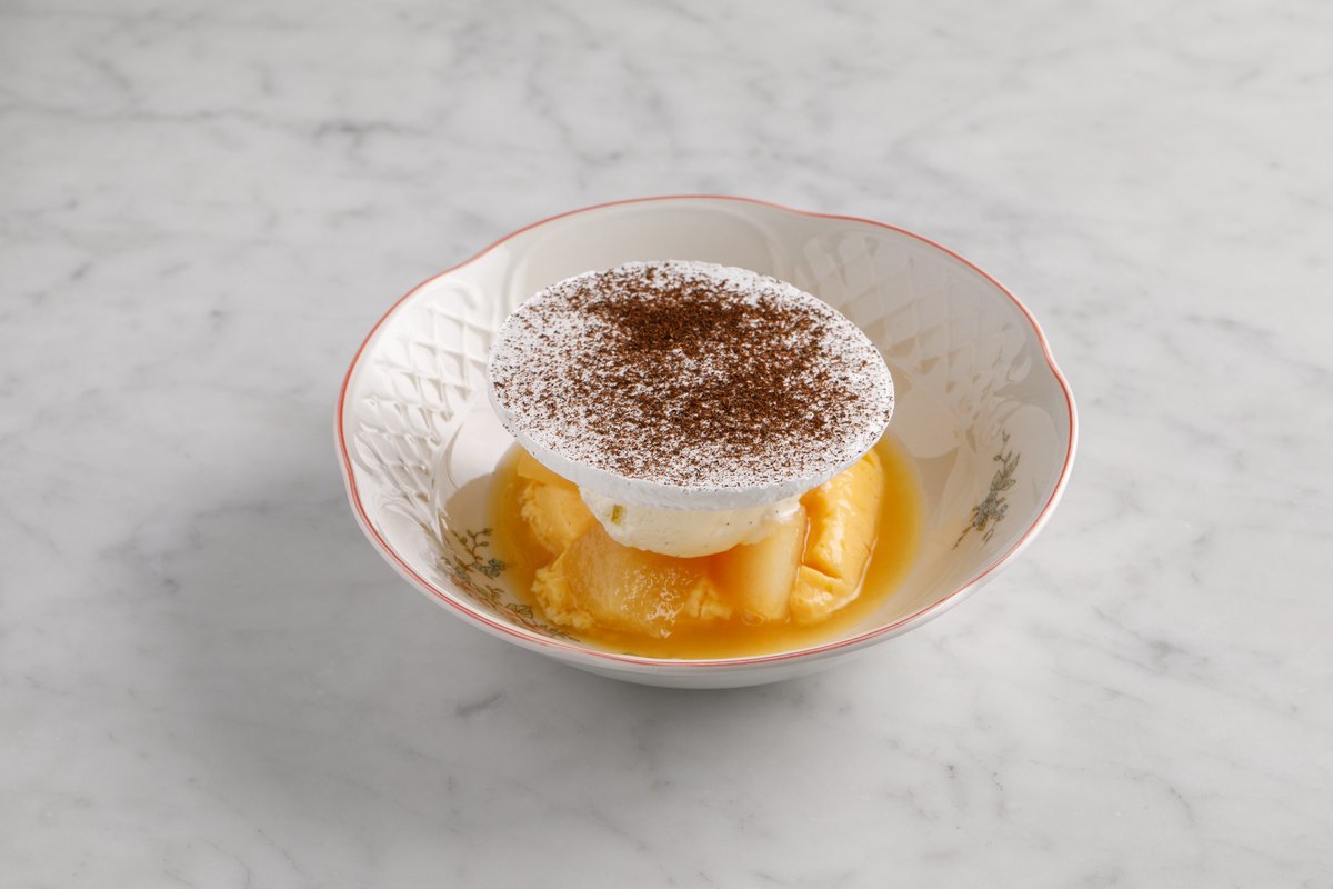 Павлова с грушей и маракуйей