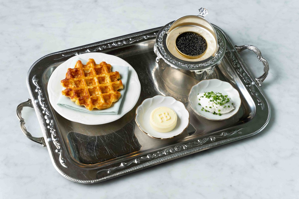 Бельгийская вафля с черной икрой
