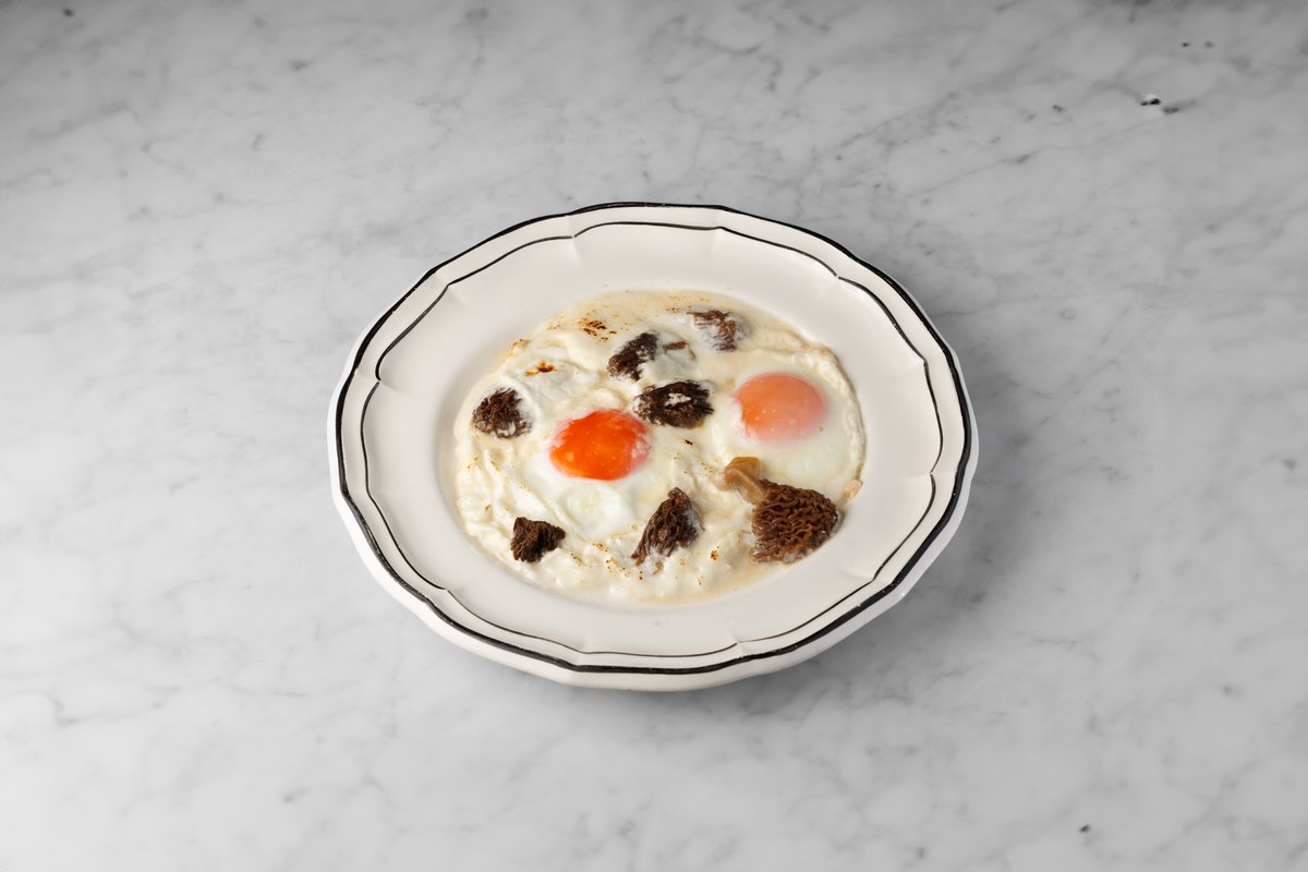 Глазунья со сморчками и соусом из пармезана