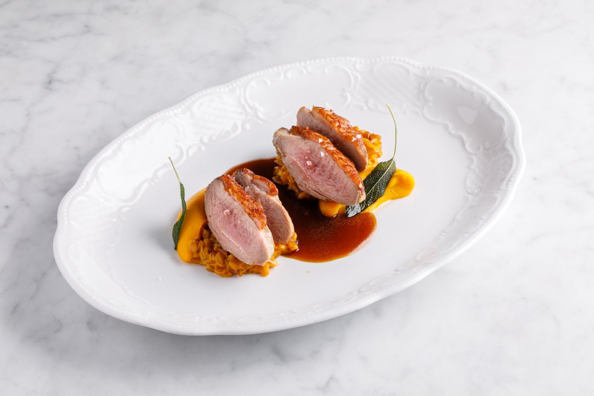 Утиная грудка с полбой и тыквенным кремом