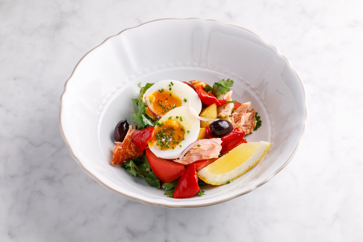 Салат с копченым лососем