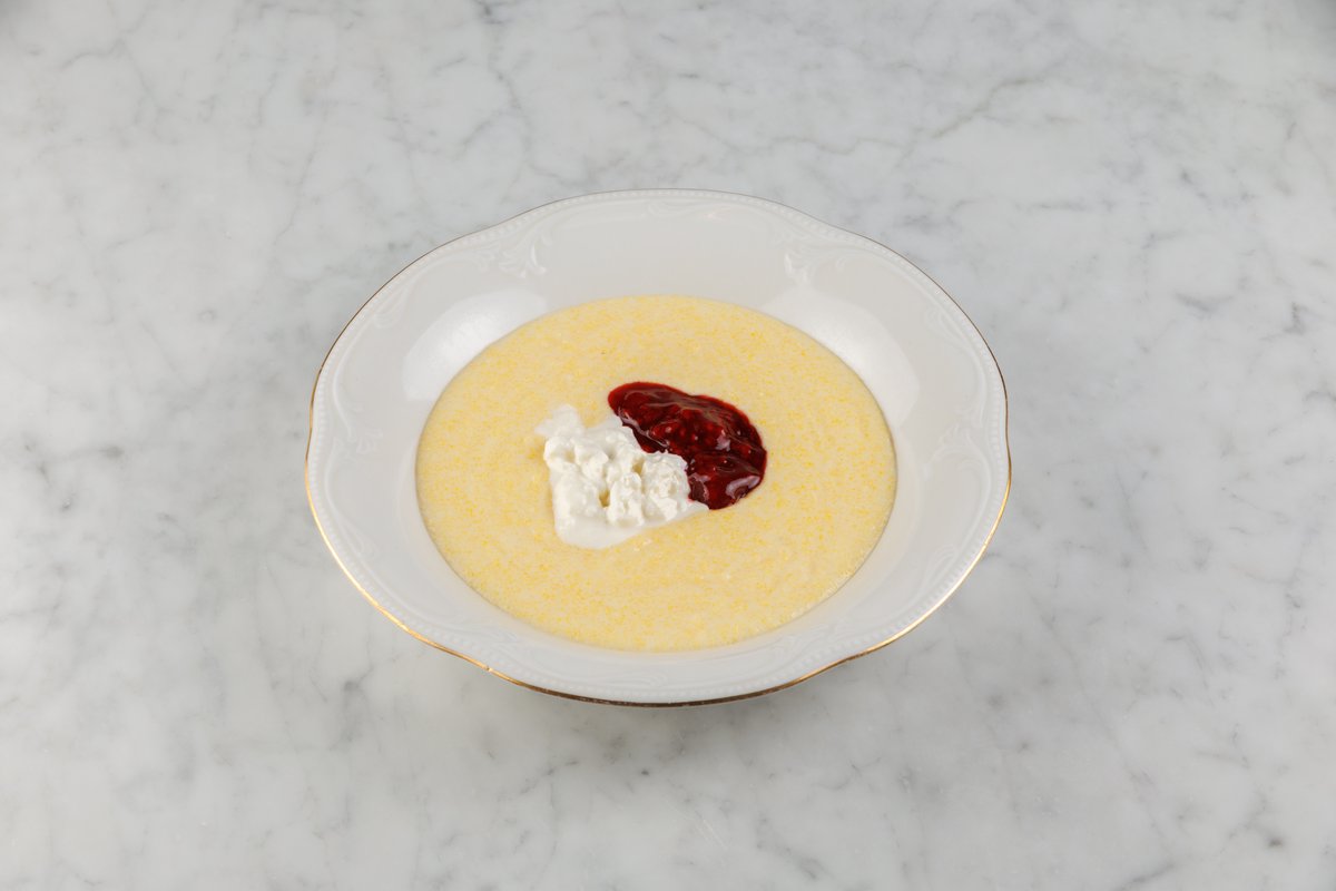Кукурузная каша с малиновым конфитюром и страчателлой