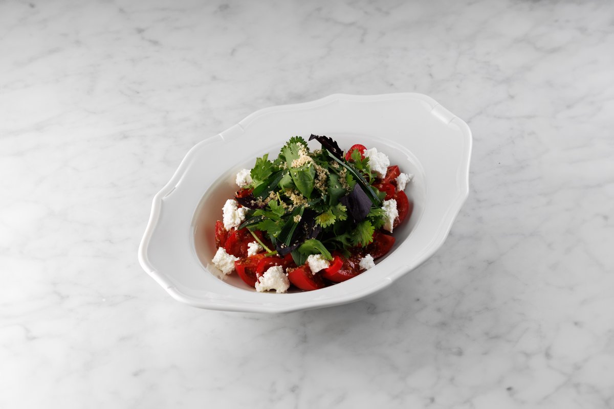 Фермерский салат с томатами и фетой