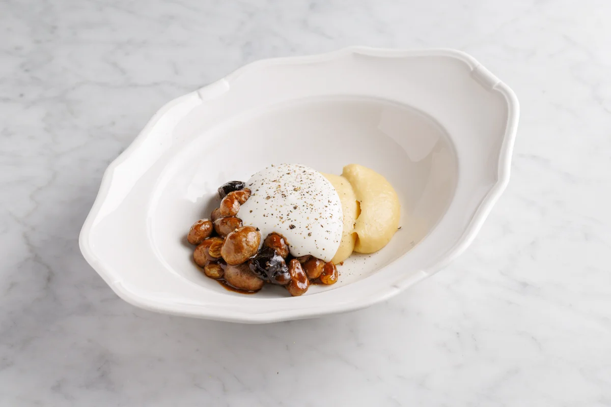 Почки кролика с луковом пармантье и изюмом