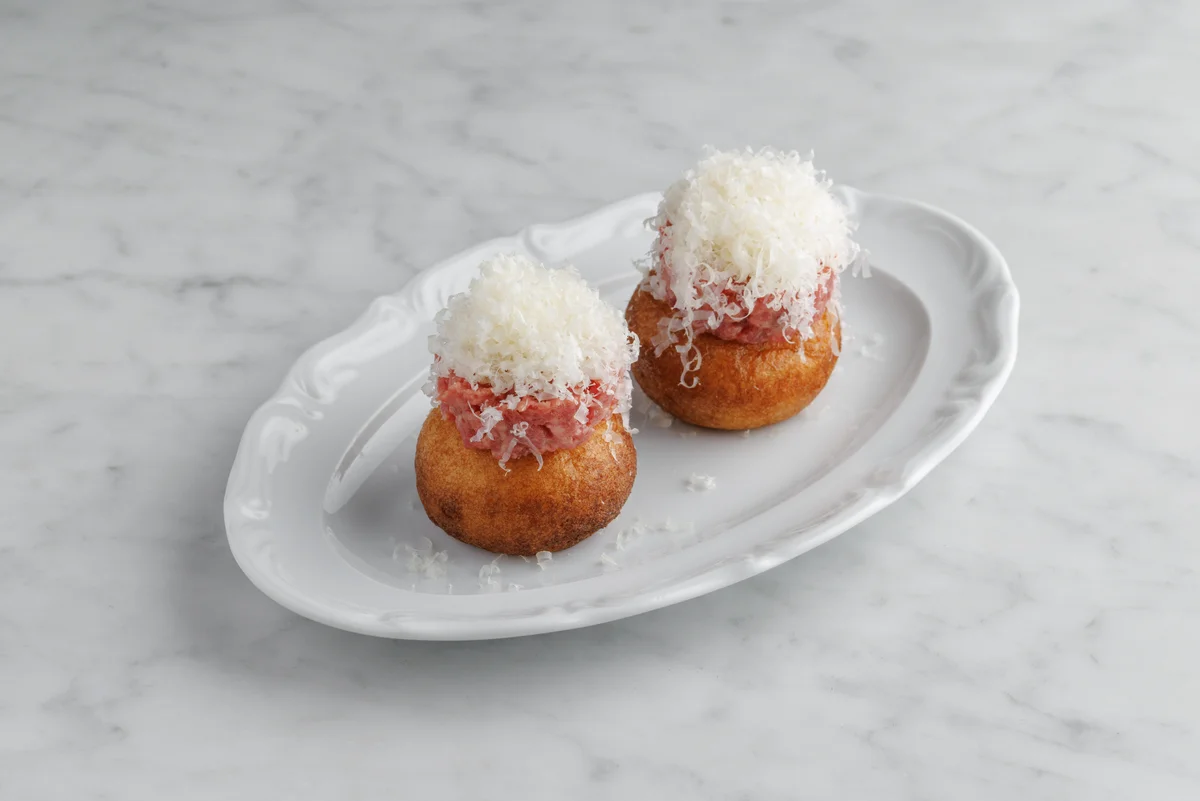 Пончики с тартаром из говядины и сыром пекорино